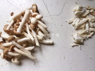 2、花蛤豆腐汤,菇菇，切去根蒂，冲洗干净。