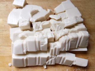 3、花蛤豆腐汤,豆腐切小块。
