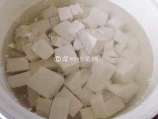 4、花蛤豆腐汤,开水里汆一下，去掉点豆腥味（不在意的就忽略。）