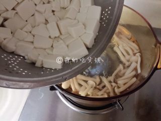 6、花蛤豆腐汤,煮开后，把汆过水的豆腐倒入。
