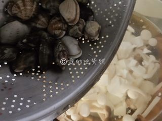 7、花蛤豆腐汤,再次煮开后，把花蛤放入。