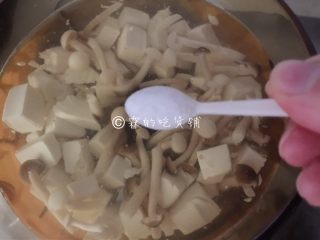 9、花蛤豆腐汤,快速的放盐。