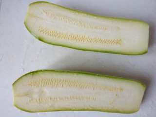 1、西红柿西葫芦炒肉片,西葫芦一切两半