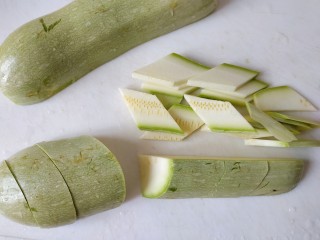 3、西红柿西葫芦炒肉片,然后再横着切片,出来就是菱形片,切黄瓜或者胡萝卜的菱形片也是这样切