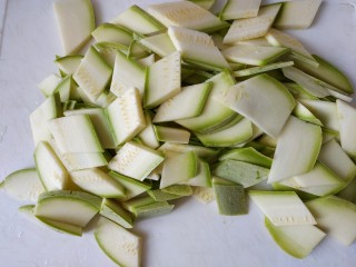 4、西红柿西葫芦炒肉片,所有的切完了就是这样的菱形片