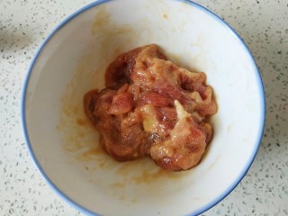 6、西红柿西葫芦炒肉片,加入一勺生抽一勺料酒适量淀粉搅拌均匀,放置一会儿