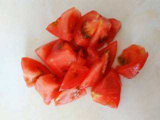 7、西红柿西葫芦炒肉片,西红柿切小块