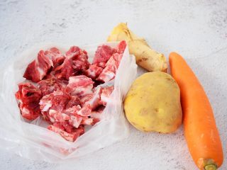 1、猪骨土豆胡萝卜汤,准备好材料
