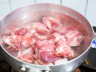 2、猪骨土豆胡萝卜汤,猪骨斩成小块，冷水下锅放入猪骨，大火烧开后捞出浮沫