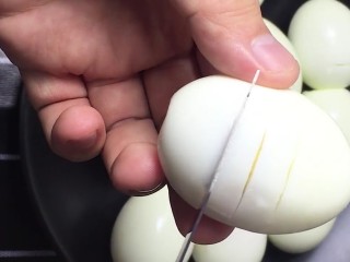 2、啤酒卤鸡蛋,改刀像这样