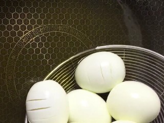 3、啤酒卤鸡蛋,油温六成热下锅炸小火慢炸