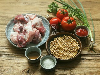 1、番茄黄豆猪蹄汤,准备好材料。(我买回来时叫店主把猪蹄刮好毛,斩成块)