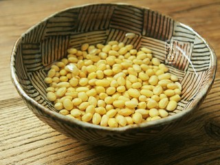 2、番茄黄豆猪蹄汤,黄豆用清水浸泡1到2小时。