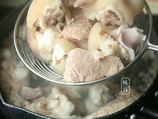 4、番茄黄豆猪蹄汤,捞起猪蹄冲洗干净表面血沫。