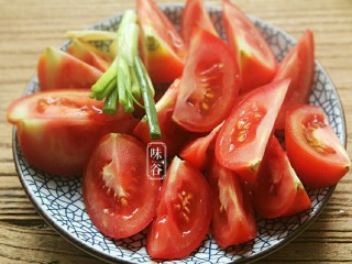 5、番茄黄豆猪蹄汤,番茄洗净切块备用,葱姜切好。