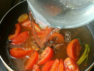 7、番茄黄豆猪蹄汤,番茄炒软,半脱皮的状态后倒入适量热水充分煮开,水要考虑后期用来煲猪蹄的,所以要比较多。