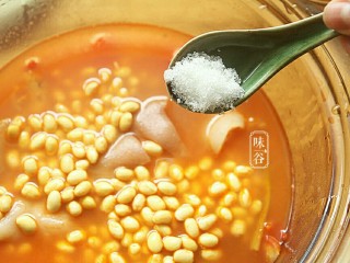 12、番茄黄豆猪蹄汤,放入白糖