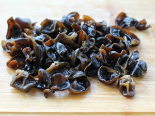 3、腐竹烧木耳,木耳泡发洗净撕成小片