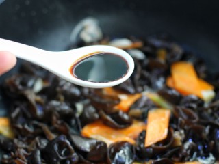 9、腐竹烧木耳,老抽