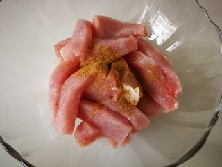 1、#糖醋菜#家常糖醋里脊,里脊肉切成大概小拇指粗的样子，然后加入适量，盐，五香粉，芝麻油，拌匀腌制几分钟。