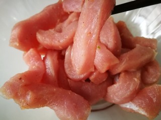 2、#糖醋菜#家常糖醋里脊,给里脊肉条，来个近景，我感觉肉条粗点，吃着过瘾啊，饭店的都太小了，不过瘾。