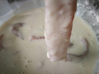 5、#糖醋菜#家常糖醋里脊,放入里脊肉条，裹上面糊。