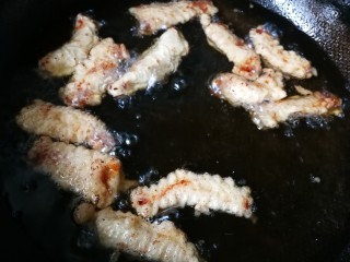 6、#糖醋菜#家常糖醋里脊,炸至里脊肉焦黄，控油捞出，这时别关火，会吸油。捞完，在关火。