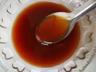 7、#糖醋菜#家常糖醋里脊,三勺糖，一勺醋，一勺生抽，150毫升的水，调成的糖醋汁。