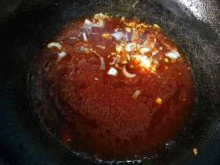 8、#糖醋菜#家常糖醋里脊,爆香葱姜末，加入调好糖醋汁。