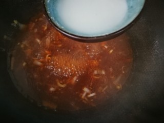 9、#糖醋菜#家常糖醋里脊,同样熬到糖醋汁，冒泡咕噜咕噜时，加入淀粉糊，勾芡。