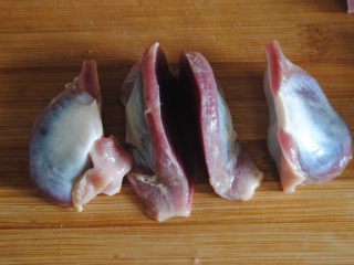 1、爆炒鸭肾,鸭肾洗净，一个鸭肾切成4份