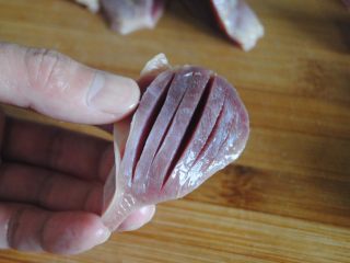 2、爆炒鸭肾,切面出先切成平衡的刀纹，大小随意，不要切断