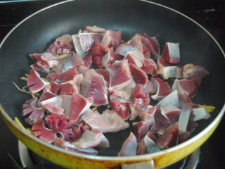 8、爆炒鸭肾,倒入切好的鸭肾爆炒
