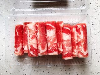 2、青菜肥牛汤,肥牛卷解冻，现在天气热，不提前解冻也没关系