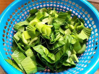 3、青菜肥牛汤,青菜洗净之后切碎，控干水分