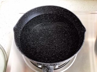 4、青菜肥牛汤,锅内煮适量清水