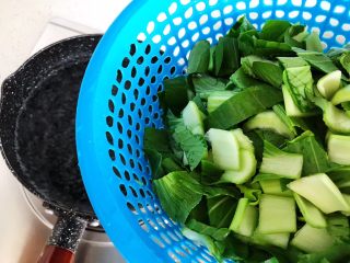 5、青菜肥牛汤,水开后放入青菜