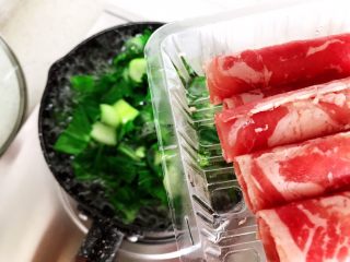 7、青菜肥牛汤,一分钟后下肥牛卷