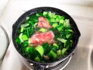 8、青菜肥牛汤,搅拌一下