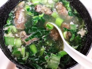 13、青菜肥牛汤,搅拌均匀