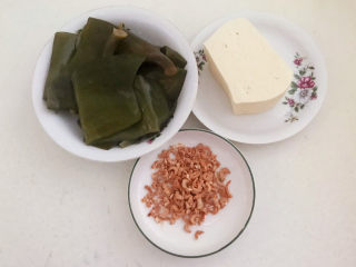 1、海带豆腐汤,准备食材：海带根，北豆腐，干虾仁