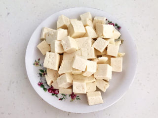 3、海带豆腐汤,豆腐切成小块