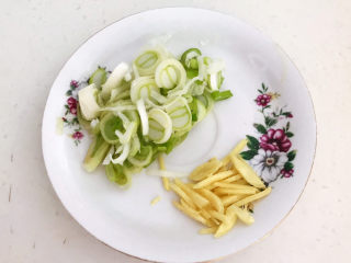 5、海带豆腐汤,切葱花和姜丝