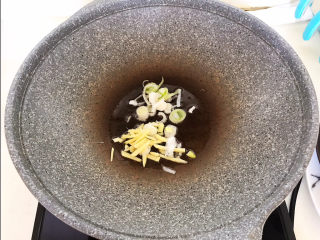 6、海带豆腐汤,炒锅烧热后加入大豆色拉油，油烧热后加入葱姜，炒出香味