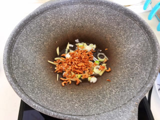 7、海带豆腐汤,加入干虾仁，翻炒均匀