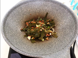 8、海带豆腐汤,加入海带丝，翻炒均匀