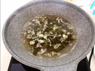 9、海带豆腐汤,加入开水，煮五分钟