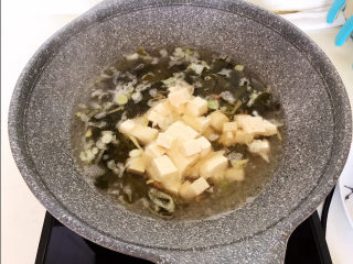 10、海带豆腐汤,加入豆腐