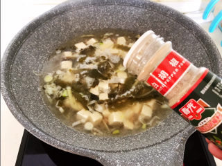 12、海带豆腐汤,加入白胡椒粉