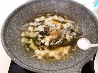 13、海带豆腐汤,加入精盐调匀